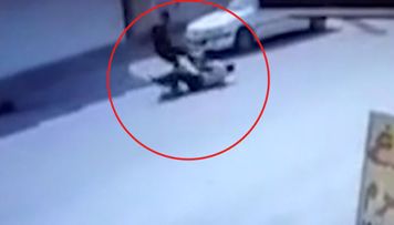 iranda-polisler-her-iki-ayagi-sinan-siyasi-feali-qeddar-sekilde-doyduler-video